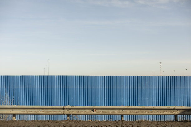 通过道路栅栏。路上没有汽车。Highwayside。图片下载