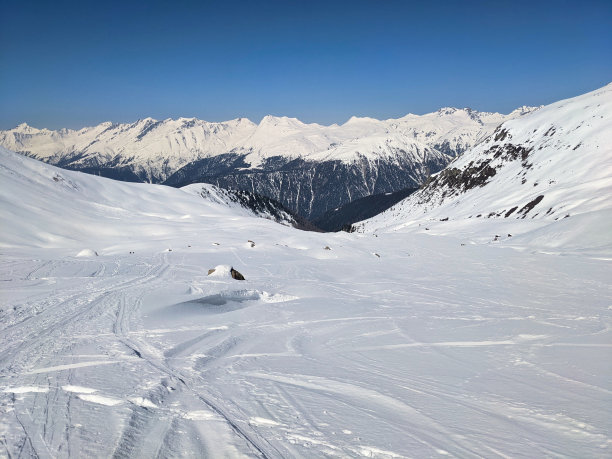 滑雪旅行在美丽的瑞士山脉。美妙的风景享受激情。雪和太阳。冬季运动。图片下载