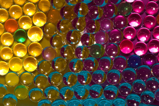 抽象未来主义色彩丰富的3d玻璃珠背景，体现色彩，创意艺术设计图片下载