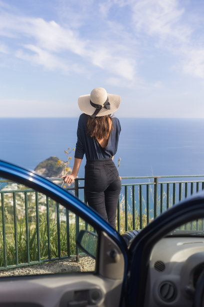 年轻女子在海滨风景放松图片下载