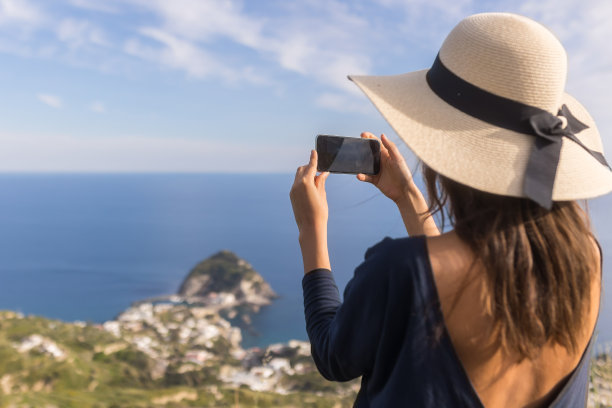 年轻女子在海滨风景放松图片下载