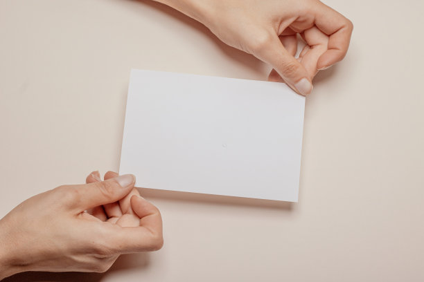 拿着米色背景空白信件的女人图片下载