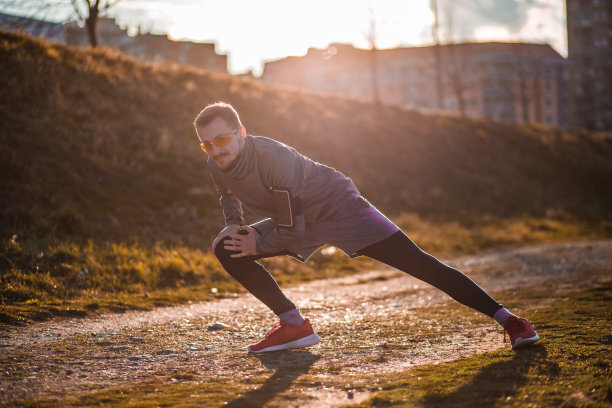 一个在河边锻炼/跑步的年轻人图片下载