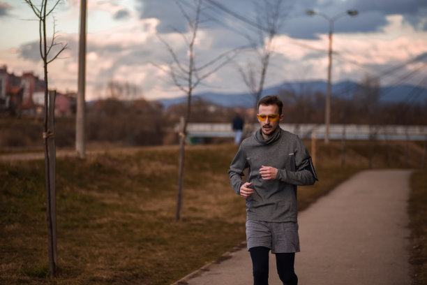 一个在河边锻炼/跑步的年轻人图片下载