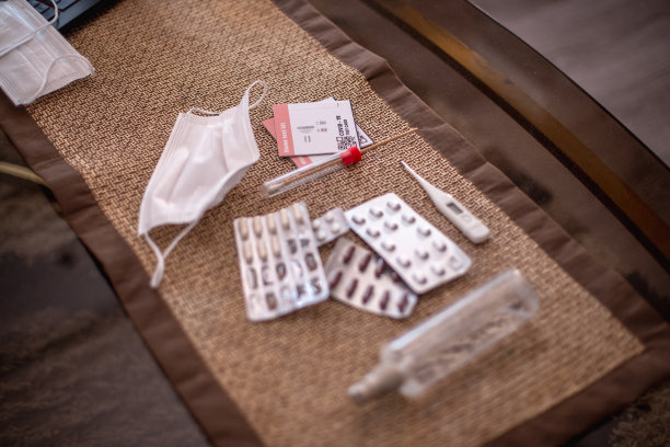 在家中使用抗原试剂盒进行Covid-19自我检测图片下载