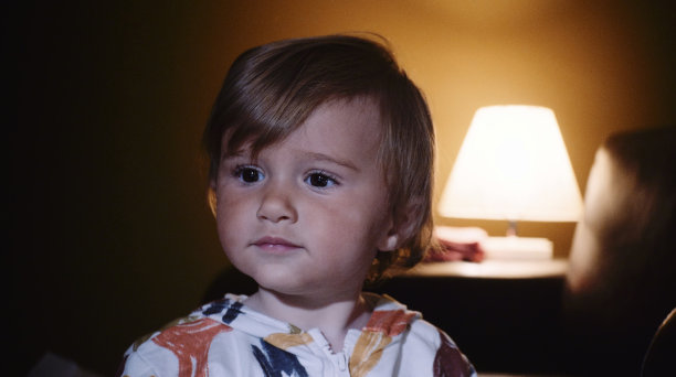 快乐宝宝在家看动画片，近距离拍照。图片下载