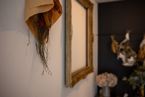 墙上挂着干花图片下载