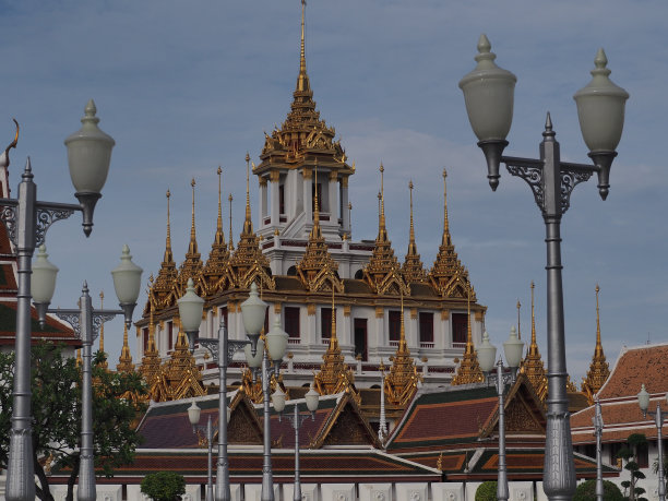 金色和乳白色的庙宇教堂和灰色和白色的天空云彩。图片下载