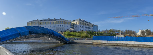 城市新建人行天桥。建筑工地。蓝色的天空。图片下载