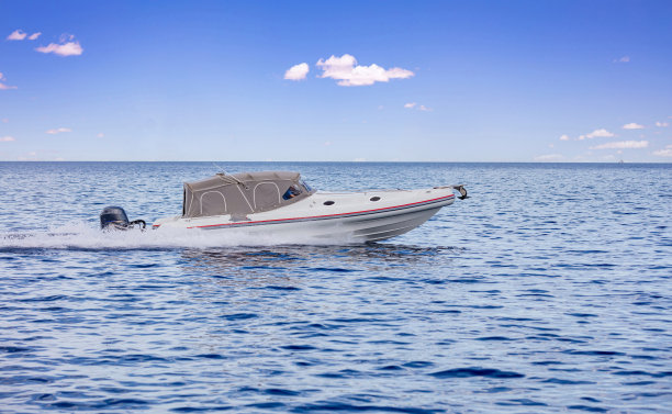 在地中海航行的快艇：爱琴海上白色充气艇的夏日假期图片下载