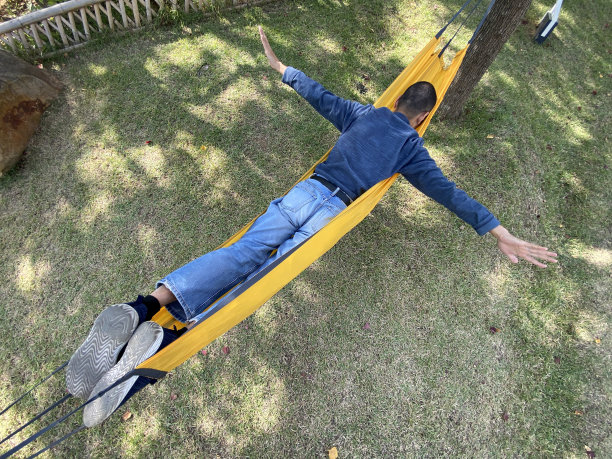 森林里的吊床上有人在做飞行动作图片下载