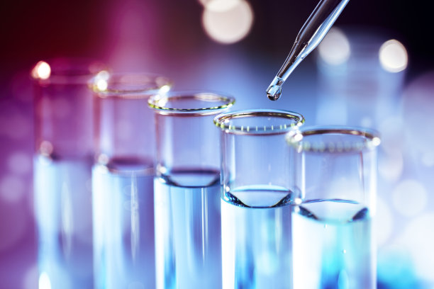 实验室试管玻璃器皿，带移液管和烧瓶图片下载