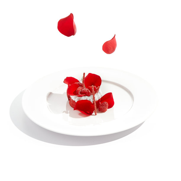 甜点红色天鹅绒在现代风格的覆盆子和花瓣玫瑰。浪漫蛋糕-红色天鹅绒情人节，婚礼。豪华糕点在白色盘子的概念。豪华餐厅甜点。图片下载