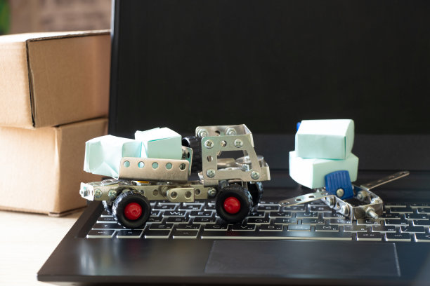 运输、配送与物流概念：笔记本电脑上的卡车、飞机与纸箱图片下载