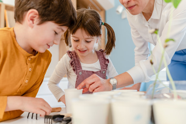 孩子们和老师一起用植物做科学项目。科学教育理念。图片下载