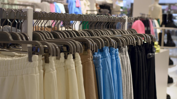 挂在衣架上的衣架在商店里挂着不同大小和形状的衣服。超市的服装区有很多不同风格和年龄的模特可供选择。图片下载