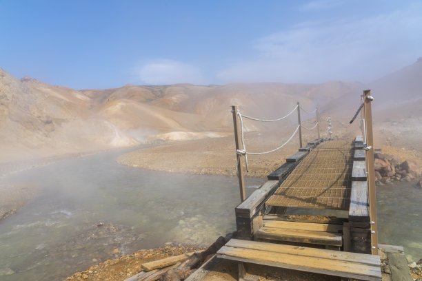 Hveradalir地热区的温泉桥图片下载