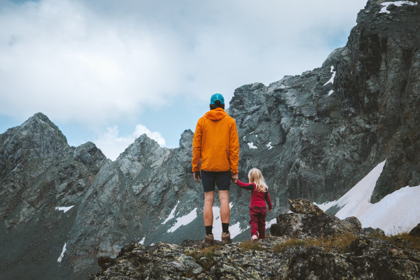 家庭父亲和女儿爬山旅行假期户外探险爱好健康的生活方式旅行生态旅游爸爸和孩子享受风景图片下载