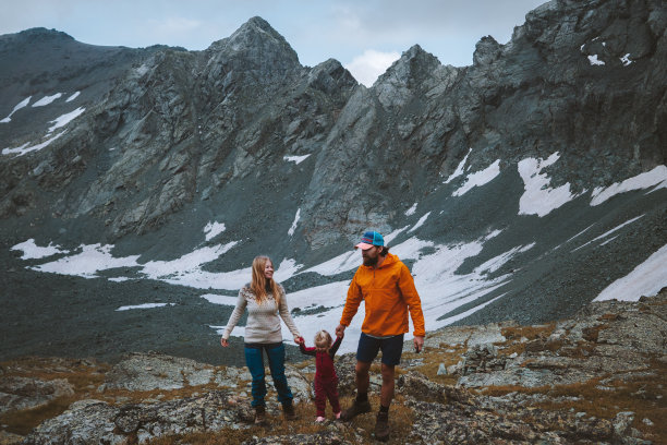家庭爬山，旅行，冒险，积极的假期，父母与孩子户外健康的生活方式，父亲和母亲与女儿散步图片下载