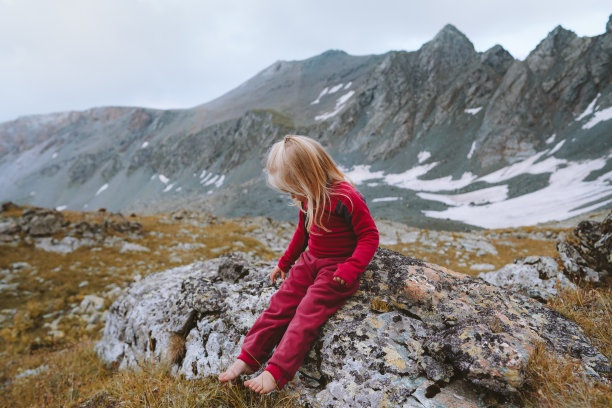 孩子在山区旅行家庭远足暑假旅行健康的生活方式户外婴儿女孩远足赤脚行走图片下载