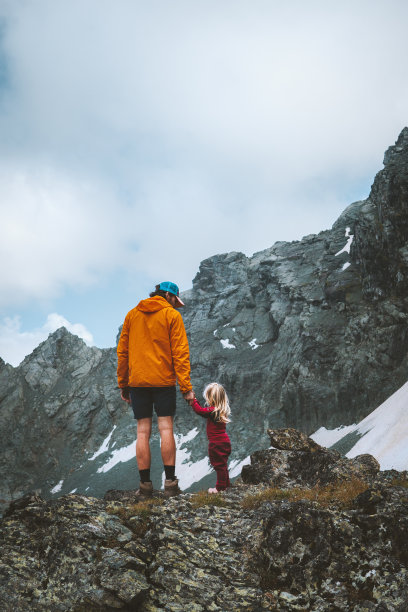 父亲和孩子在山区徒步旅行家庭旅行冒险度假父亲和女儿一起远足户外健康的生活方式旅行可持续旅游图片下载