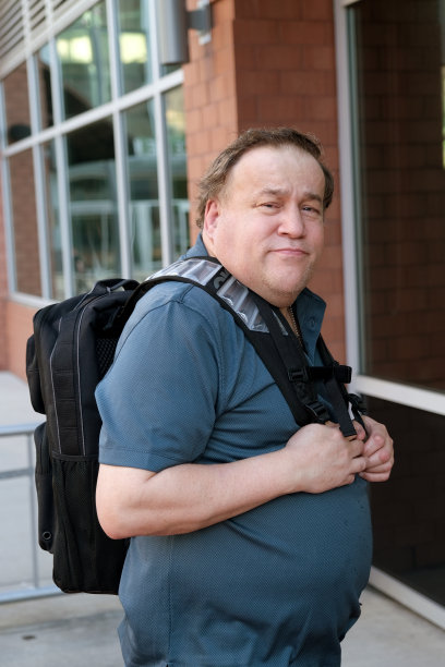 在成人教育系列中，一名自闭症患者背着书包图片下载