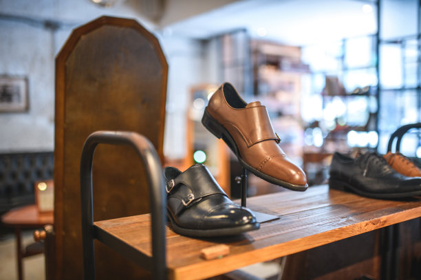 优雅的皮鞋真正和时尚的绅士图片下载
