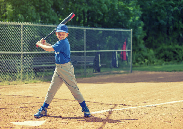 等待球的男孩图片下载
