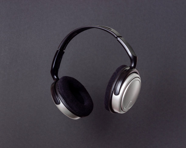 黑色背景上的耳机。最小的概念。实物模型。音乐。悬浮。图片下载