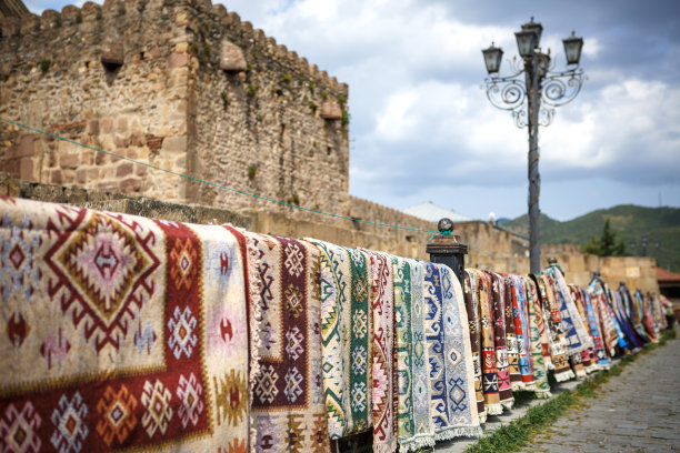 石头墙上挂着手工地毯——格鲁吉亚和东方文化国家的旅游纪念品图片下载