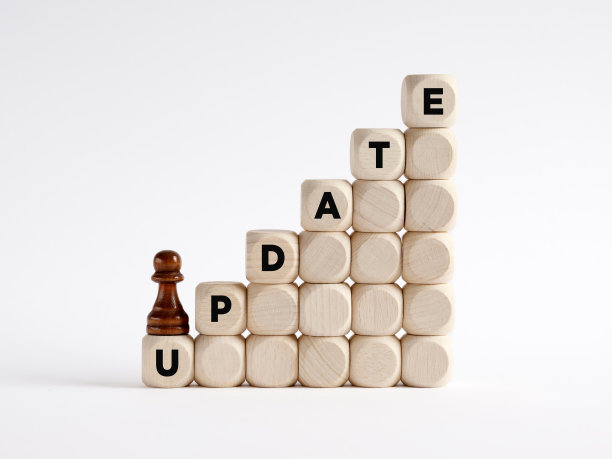 象棋兵正在用单词更新爬上木质方块的梯子。图片下载