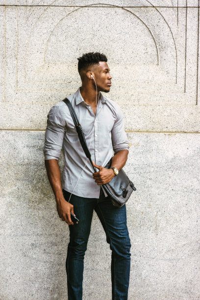 年轻的黑人男子在纽约街头听音乐图片下载