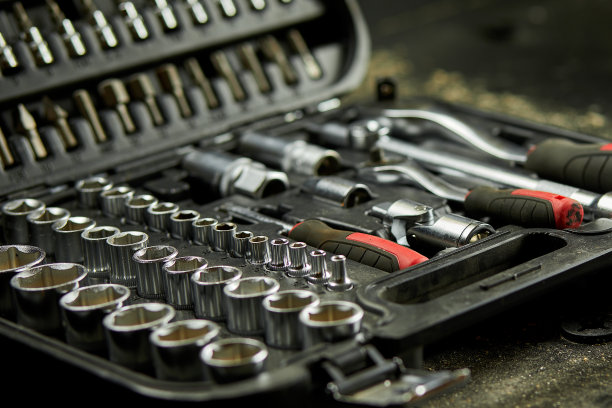 在车间用不同类型的金属钢头和钻头打开工作工具套装，可互换的螺丝刀套装。图片下载