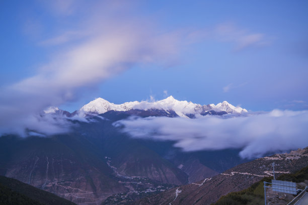 美丽雪山风光是中国云南省著名的旅游景点图片下载
