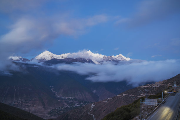 美丽雪山风光是中国云南省著名的旅游景点图片下载