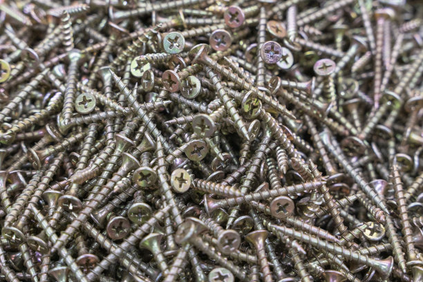 很多金属自攻螺钉。自攻螺钉背景。图片下载