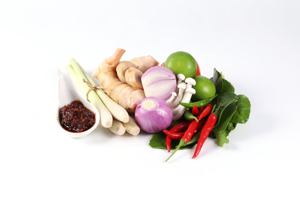 汤百胜香料配料。泰国菜，白色底色的泰式汤，柠檬草，高良姜，青柠，红洋葱，鲜辣椒，青柠叶，蘑菇，欧芹，番茄，辣椒酱图片下载