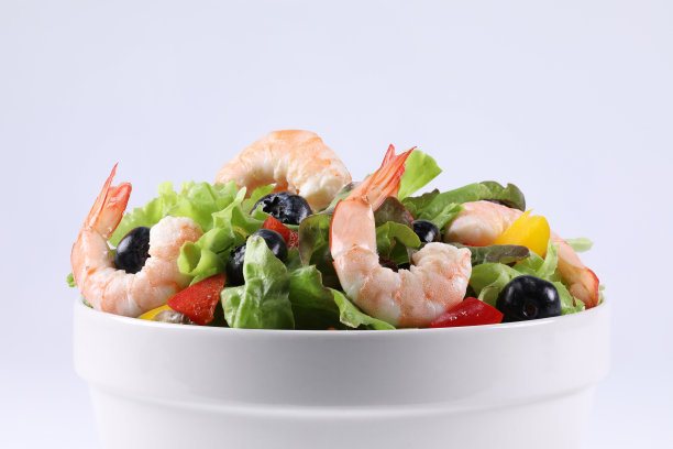 混合蔬菜沙拉与虾在碗。图片下载
