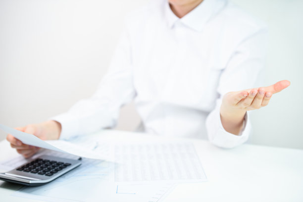 查看公司财务报表的人图片下载