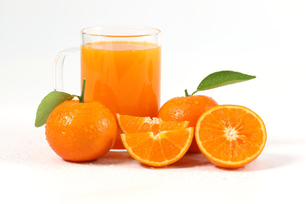 桔子，一半的桔子，健康的水果，橘子，橙汁在玻璃，维生素C，对着白色的背景与清新的水滴图片下载