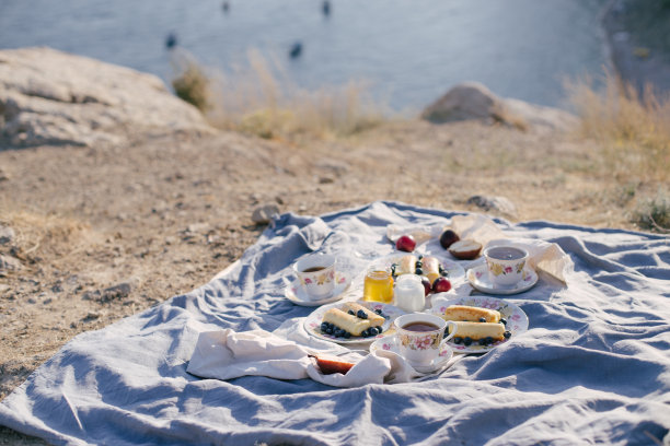 美丽的山顶野餐，可以看到海景。图片下载