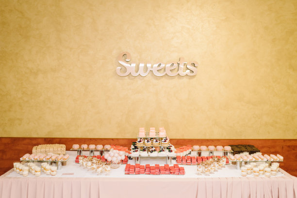 糖果。生日，洗礼，婚礼用的糖块和甜点。桌上有糖果、糖果、甜点。图片下载
