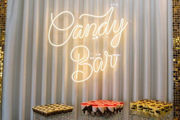 生日，洗礼，婚礼用的糖块和甜点。桌上有糖果、糖果、甜点。图片下载