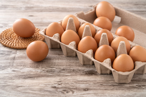 新鲜的棕色鸡蛋装在牛皮纸鸡蛋纸盒里。图片下载