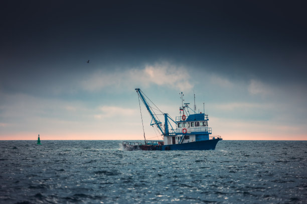 海上渔船与渔民，水面雾气蒙蒙图片下载