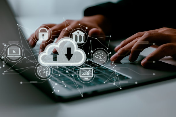 在一个男人的笔记本电脑上有一个云计算原理图。云计算、数据存储、互联网服务理念。图片下载