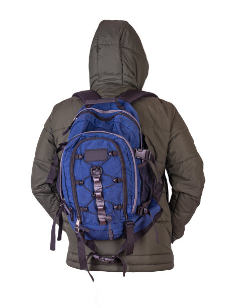 黑色背包，红色夹克，白色背景。图片下载