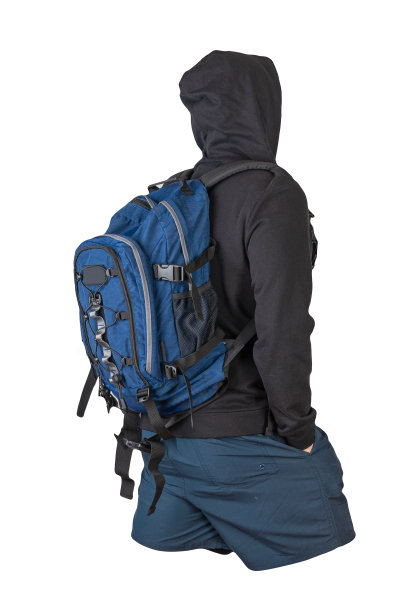 背包，运动衫，短裤孤立在白色背景。图片下载