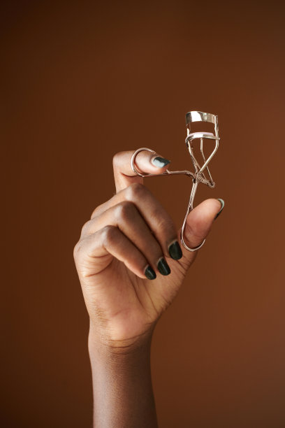 用睫毛夹手图片下载