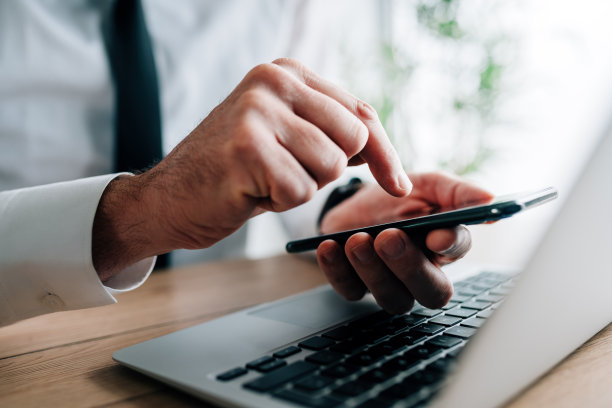 自动回复短信的概念，忙碌的商人使用自动回复app回复短信通知图片下载